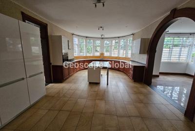 5 Bed House with En Suite in Rosslyn - 3