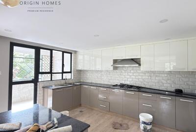 3 Bed Apartment with En Suite at Lavington - 4