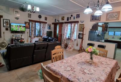 4 Bed House with En Suite at Broadway - 2
