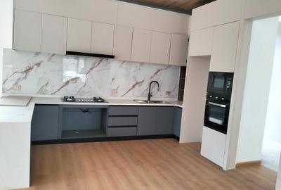 5 Bed Townhouse with En Suite in Lavington - 3