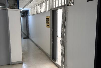 600 ft² Commercial Property with Service Charge Included at Baricho Road - 4