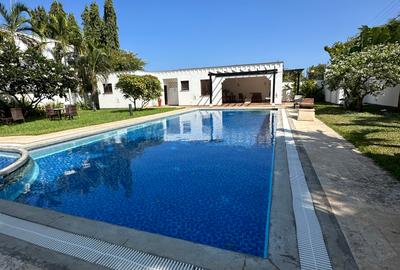 4 Bed Townhouse with En Suite at Greenwood Drive - 2