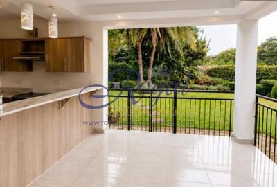 4 Bed House with En Suite at Crescent - 4