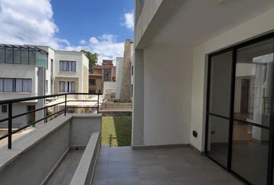 5 Bed Townhouse with En Suite in Lavington - 2