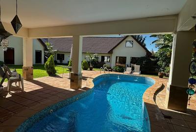 7 Bed House with En Suite in Ridgeways - 4
