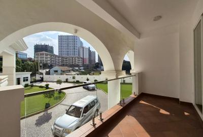 2 Bed Apartment with En Suite at The Colosseum - 4