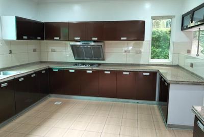 4 Bed Townhouse with En Suite in Riverside - 4