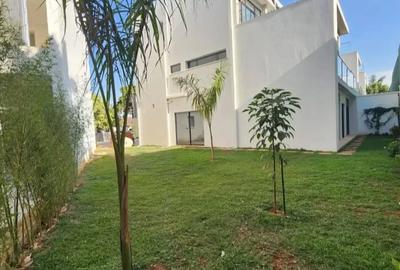 5 Bed Townhouse with En Suite at Lavington - 3