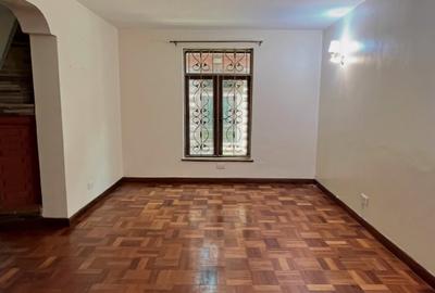 5 Bed Townhouse with En Suite at Othaya Road - 2