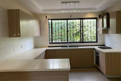 5 Bed Townhouse with Garden in Lavington - 3