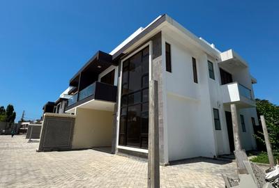 4 Bed Townhouse with En Suite at Lakers Road - 2