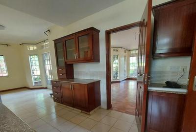 5 Bed Townhouse with En Suite in Rosslyn - 2