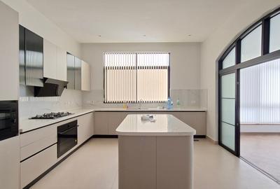 5 Bed House with En Suite in Lavington - 4