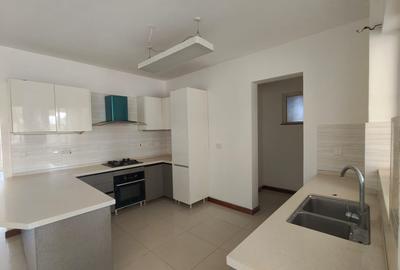 4 Bed Apartment with En Suite in Parklands - 2