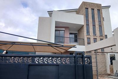 4 Bed House with En Suite in Runda - 2