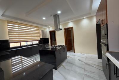 5 Bed House with En Suite at Rosslyn - 4