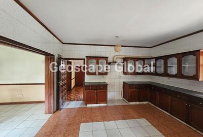 5 Bed House with En Suite in Runda - 4