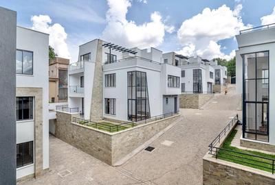 5 Bed Townhouse with En Suite in Lavington