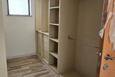 5 Bed Townhouse with En Suite in Lavington - 4