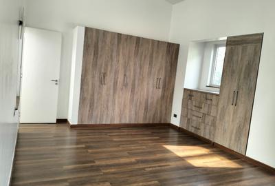 4 Bed Townhouse with En Suite in Lavington - 2