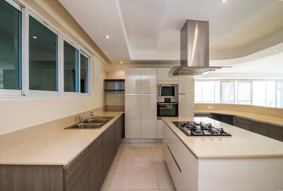 3 Bed Apartment with En Suite in Riverside