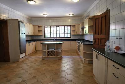 5 Bed House with En Suite in Runda - 2