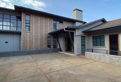 4 Bed Villa with En Suite in Rosslyn - 2