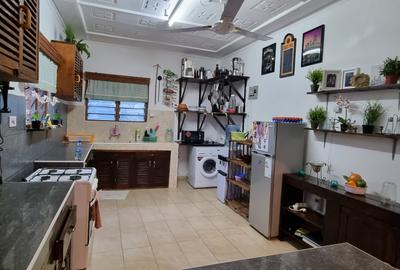 4 Bed House with En Suite at Broadway - 3