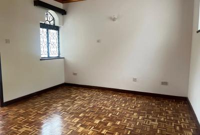 5 Bed House with En Suite in Nyari - 4