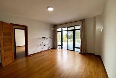 5 Bed Townhouse with En Suite in Spring Valley - 2