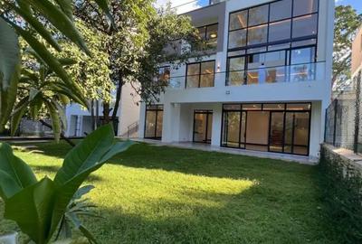 5 Bed Townhouse with En Suite in Kitisuru