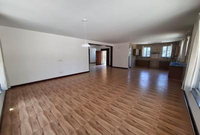 5 Bed House with En Suite in Lavington - 3