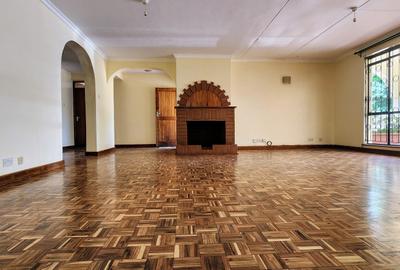 5 Bed House with En Suite in Mountain View - 2