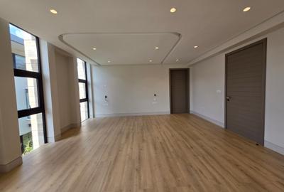 5 Bed House with En Suite in Brookside