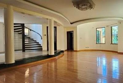 5 Bed Townhouse with En Suite in Westlands Area - 3