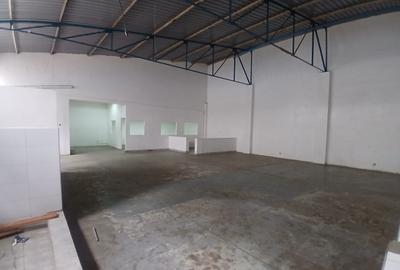 3,000 ft² Warehouse with Parking in Industrial Area - 2