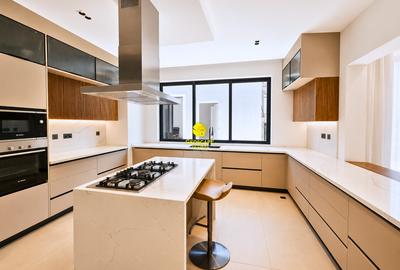 5 Bed House with En Suite in Runda - 3