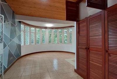 5 Bed Townhouse with En Suite in Rosslyn - 4