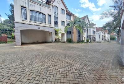 5 Bed Townhouse with En Suite in Lavington