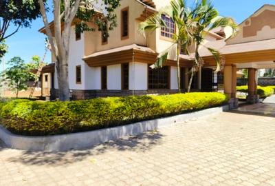 5 Bed House with En Suite in Runda - 2