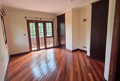 4 Bed House with En Suite in Ridgeways - 3