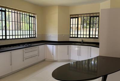 5 Bed Townhouse with En Suite in Lavington - 3