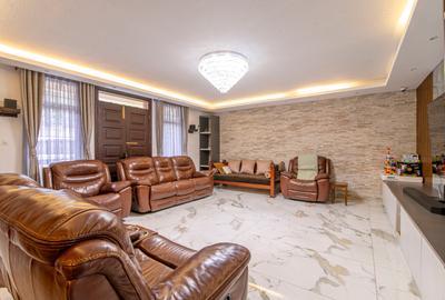5 Bed Townhouse with En Suite in Lavington - 2