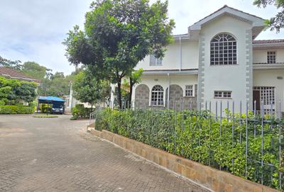 5 Bed Townhouse with En Suite at Lavington Off Convent Drive