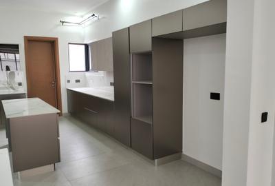 5 Bed Townhouse with En Suite in Lavington - 3