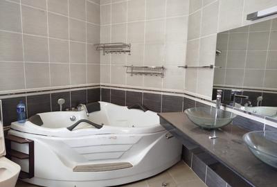 5 Bed House with En Suite in Lavington - 2