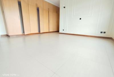 4 Bed Apartment with En Suite at Facing Statehouse - 3