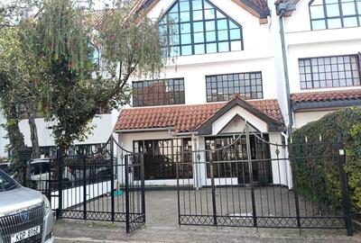 5 Bed Townhouse with En Suite at School Lane