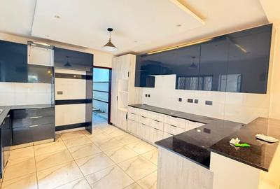 5 Bed Townhouse with En Suite in Lavington - 2