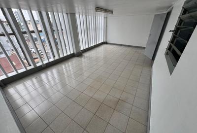 880 ft² Commercial Property with Service Charge Included at Baricho Road - 4